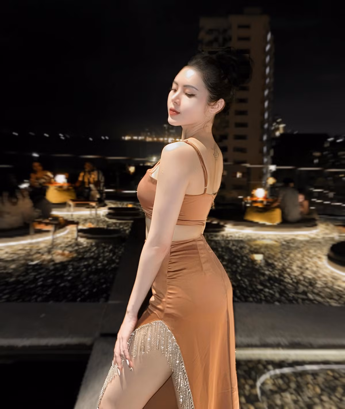 Hiện tại, ngoài công việc chính là tiếp viên hàng không, Quế Chi còn làm đại diện hình ảnh, quảng cáo cho một số nhãn hàng về thẩm mỹ,...