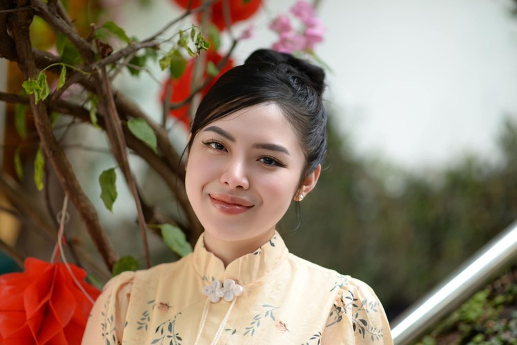 Nhìn lại một năm đã qua, Quế Chi cho hay cảm thấy hài lòng và tự hào về bản thân khi đã hoàn thành xong khoá đào tạo hàng không và mở cho mình 1 cửa hàng kinh doanh nho nhỏ về mảng làm đẹp. Đây cũng là điều mà cô hướng đến để tiếp hoàn thiện và phát triển hơn nữa trong năm 2024.