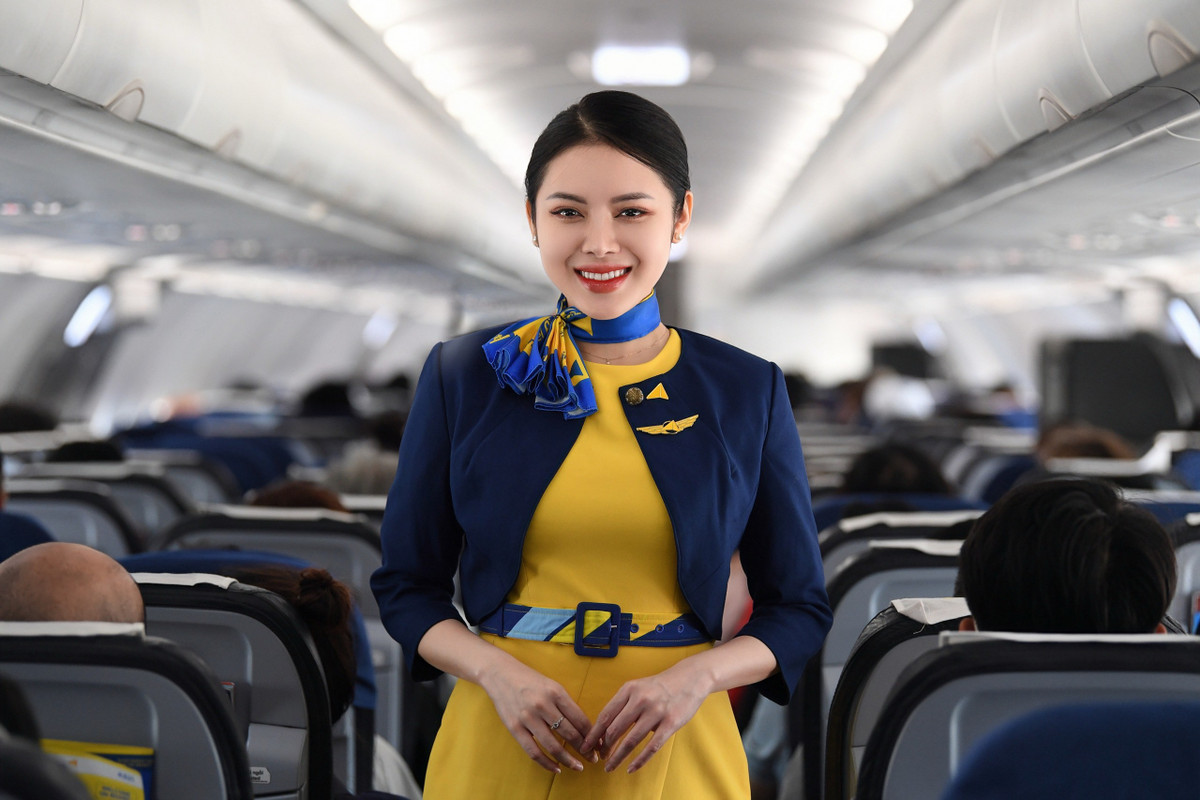 Phan Quế Chi (sinh năm 1996, ở TP.HCM) được nhiều người biết đến với biệt danh "nữ tiếp viên hàng không vạn người mê", "hot girl ngành hàng không", "hoa hậu ngành hàng không",...