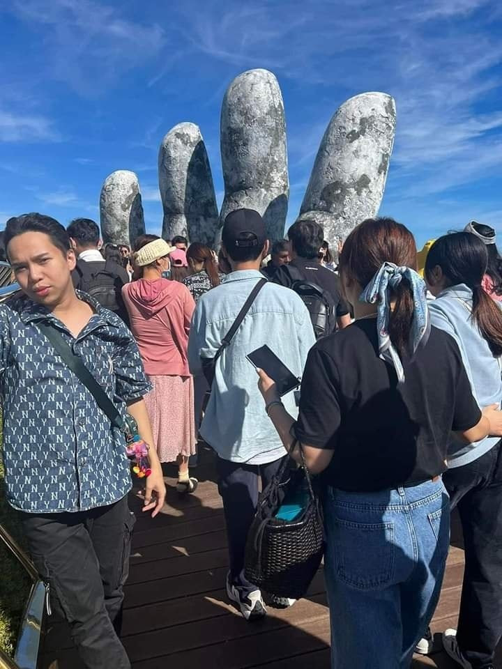 Dưới bài đăng, nhiều người cảm thấy vô cùng đáng thương cho chàng trai khi có cô bạn thân chụp ảnh không có tâm.