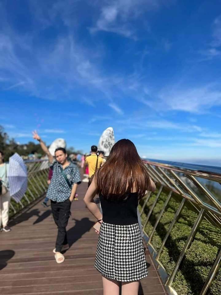 Thêm một pha "vê nét" thật đáng trách của người bạn thân khi được nhờ chụp ảnh.