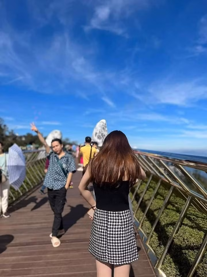 Thêm một pha "vê nét" thật đáng trách của người bạn thân khi được nhờ chụp ảnh.