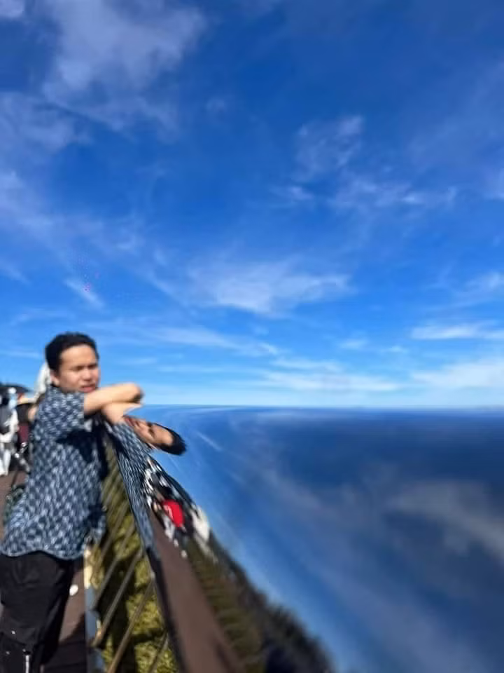 Mới đây trên MXH, một chàng trai đã phải khóc hết nước khi nhờ bạn chụp ảnh khi tới du lịch cầu Vàng Đà Nẵng.