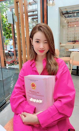 Thời gian gần đây, bên cạnh việc tham gia các gameshow hay đi dạy học, Midu còn là tay buôn bất động sản hiệu quả khi liên tục chốt hàng chục lô đất với giá trị khủng.