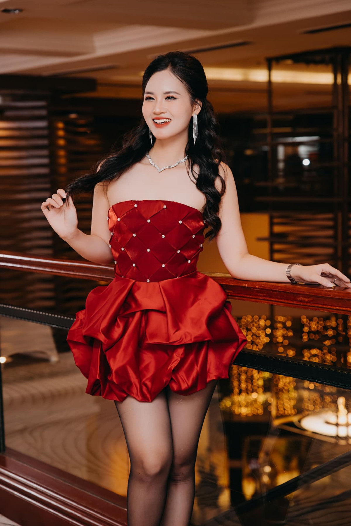 MC Phương Mai chinh phục khán giả bằng vẻ đẹp dịu dàng và lối dẫn chương trình tinh tế, đầy cuốn hút.