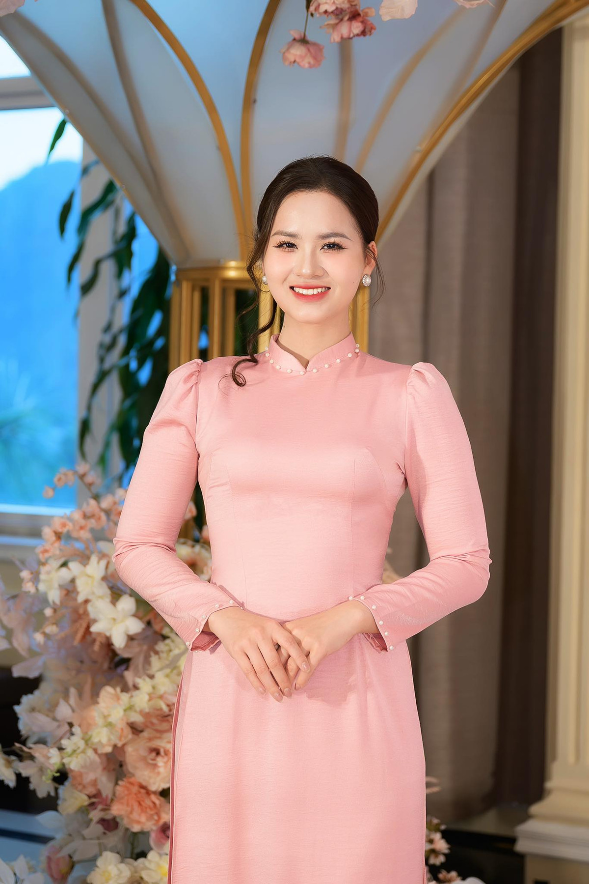 Trên mạng xã hội, Khổng Phương Mai (22 tuổi, Hà Nội) nổi tiếng với biệt danh "chị Google" bởi có khả năng nhái giọng AI cực giống. Ngoài điểm đặc biệt đó, cô còn là một MC đầy năng lực, không ngừng chinh phục khán giả bằng vẻ đẹp dịu dàng và lối dẫn chương trình tinh tế, cuốn hút.