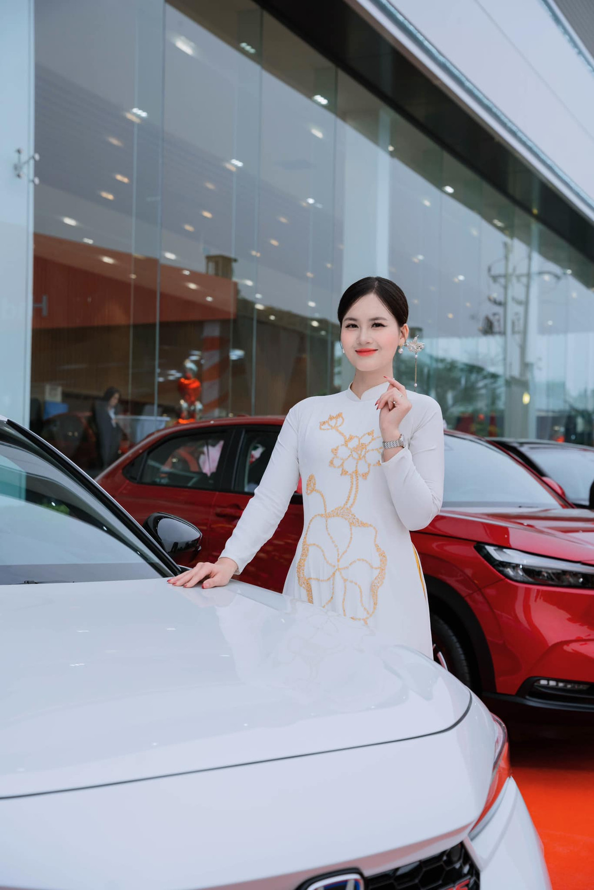 Từ nhỏ, Khổng Phương Mai đã có thói quen nghe quảng cáo hay lời thoại của diễn viên trên TV rồi bắt chước. Cho dù là giọng miền Bắc hay miền Nam, giọng trẻ con hay người lớn, cô nàng đều nói được giống hệt.