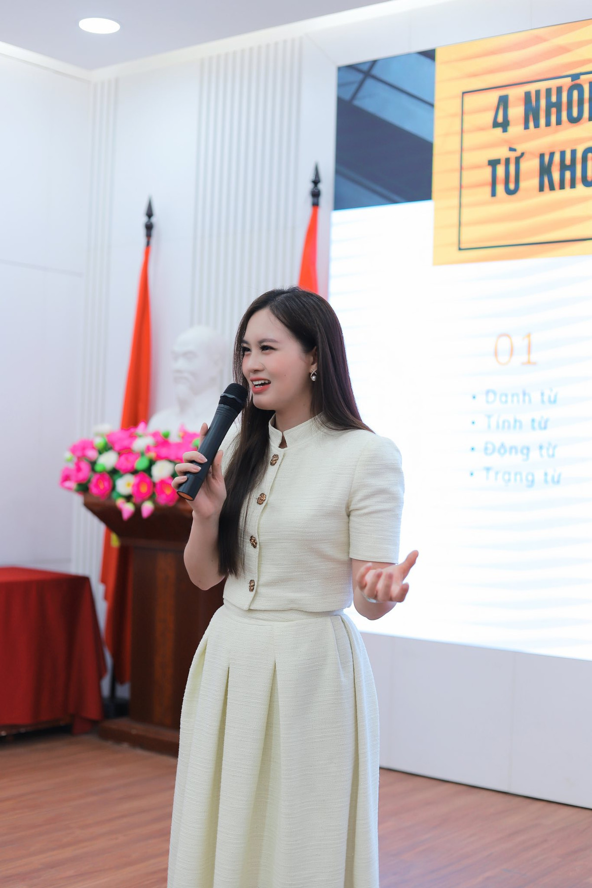 Phương Mai cũng là giáo viên giảng dạy kỹ năng nói đầy nhiệt huyết, thu hút nhiều thế hệ học viên bằng giọng nói truyền cảm và đầy năng lượng.