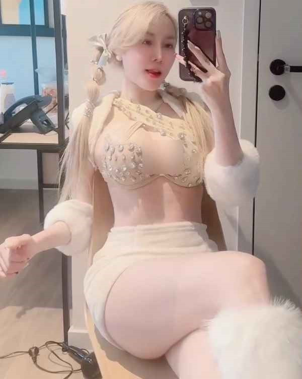 Năm 2018, ca nhạc sĩ Khắc Việt kết hôn với DJ Thảo Bebe. Tháng 10/2020, cả hai có đón cặp song sinh 1 trai, 1 gái tên Dừa và Đu Đủ chào đời.