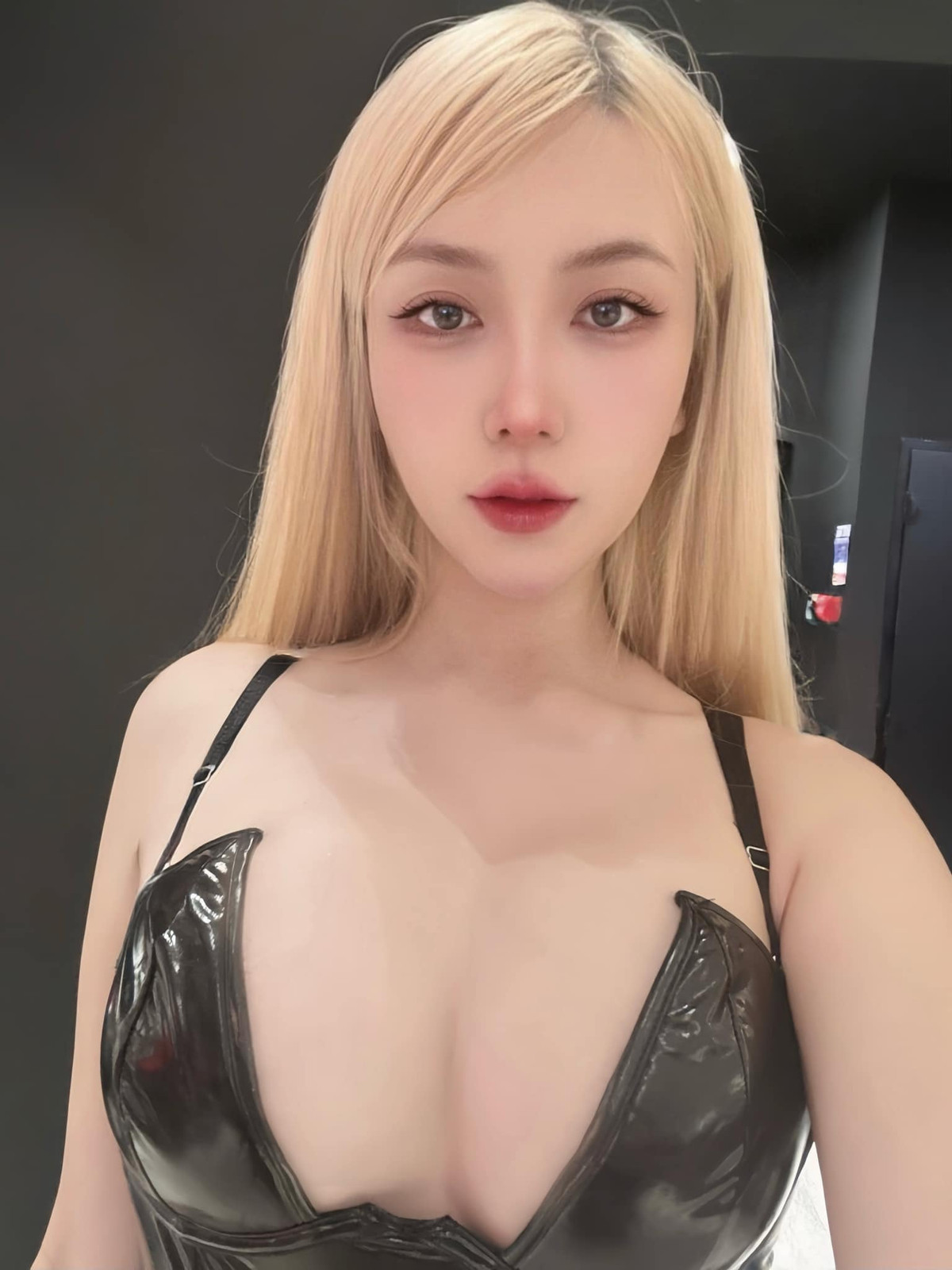 Thảo Bebe từng tiết lộ, cô được ông xã chăm sóc chu đáo khi ở nhà, đặc biệt là lúc mang thai. Sau khi nữ DJ sinh con, Khắc Việt cũng hạn chế những buổi tụ tập bạn bè, đi chơi khuya để dành thời gian phụ vợ chăm sóc con cái.