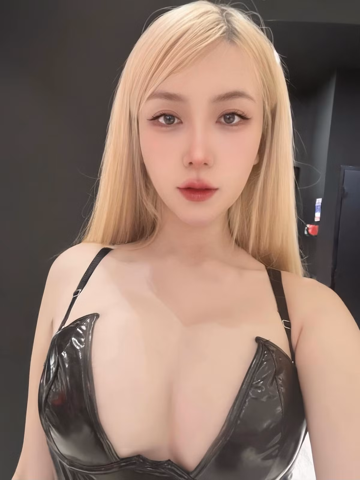 Thảo Bebe từng tiết lộ, cô được ông xã chăm sóc chu đáo khi ở nhà, đặc biệt là lúc mang thai. Sau khi nữ DJ sinh con, Khắc Việt cũng hạn chế những buổi tụ tập bạn bè, đi chơi khuya để dành thời gian phụ vợ chăm sóc con cái.