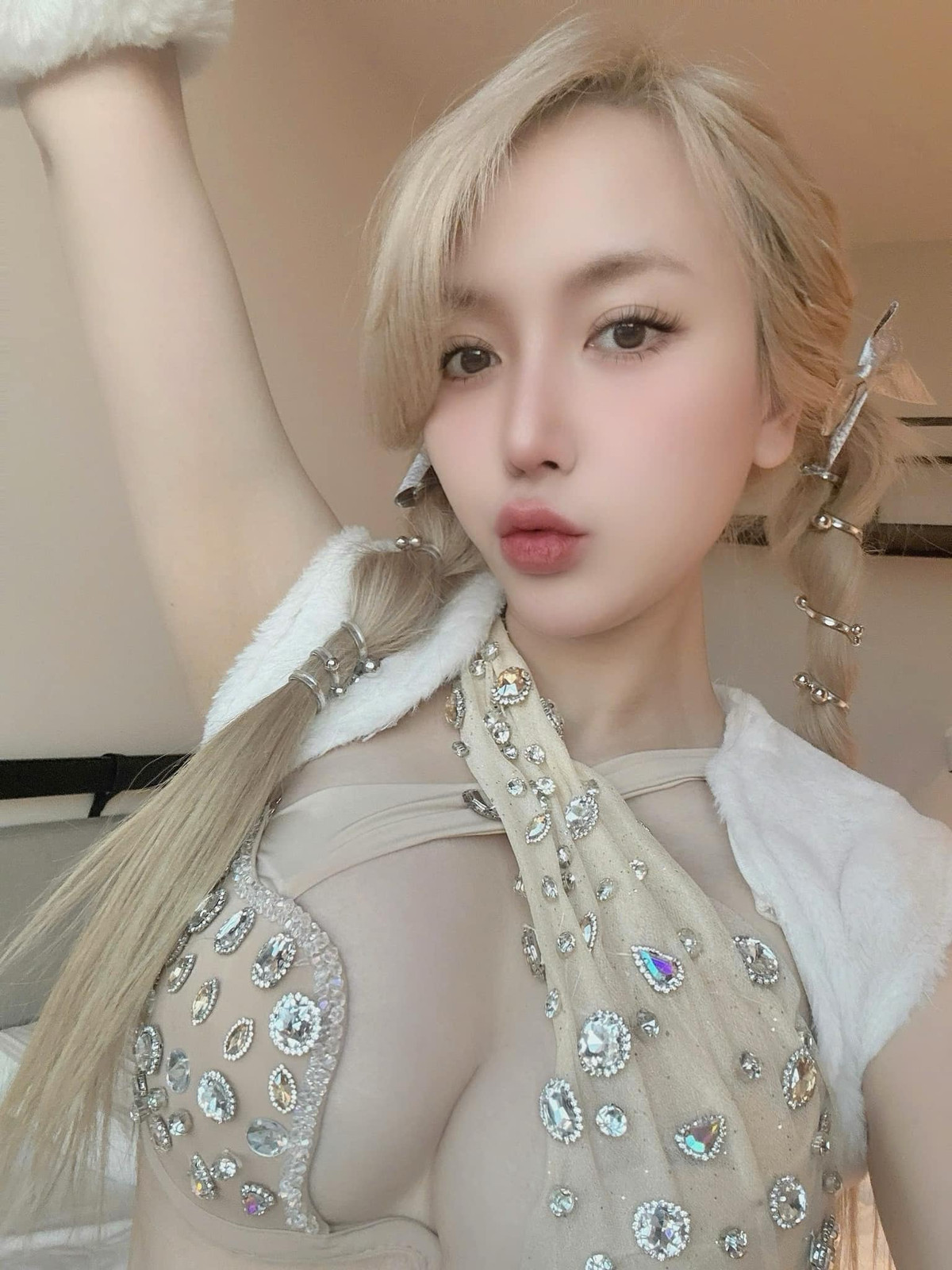 Ở tuổi 32 và trải qua sinh nở, nữ DJ vẫn giữ được vóc dáng gợi cảm.