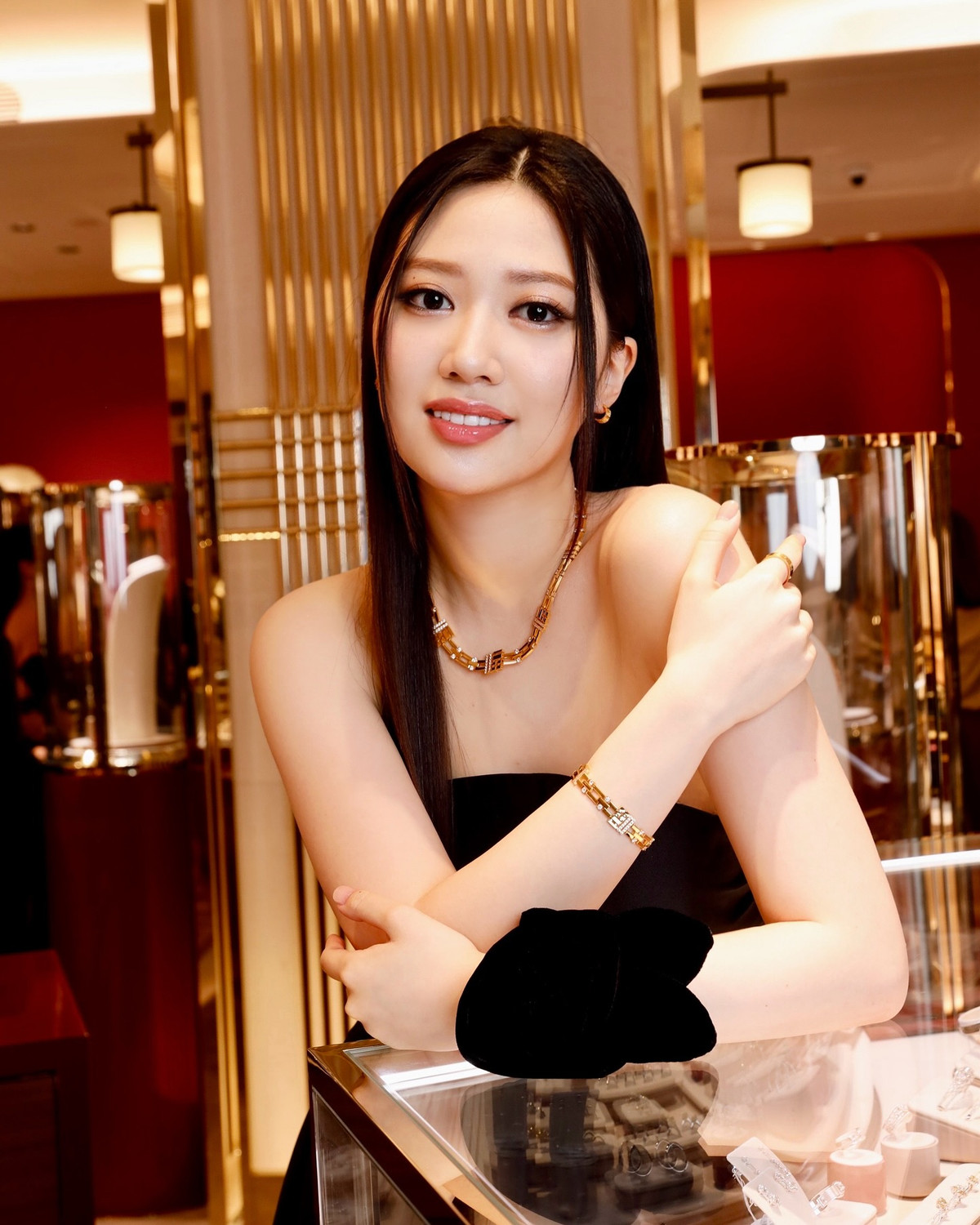 Chân Tế Như ghi điểm với vẻ đẹp cá tính pha chút hiện đại. Mỹ nữ sinh năm 2004 sở hữu gương mặt góc cạnh, sống mũi cao, đôi mắt to tròn cùng làn da trắng sáng.