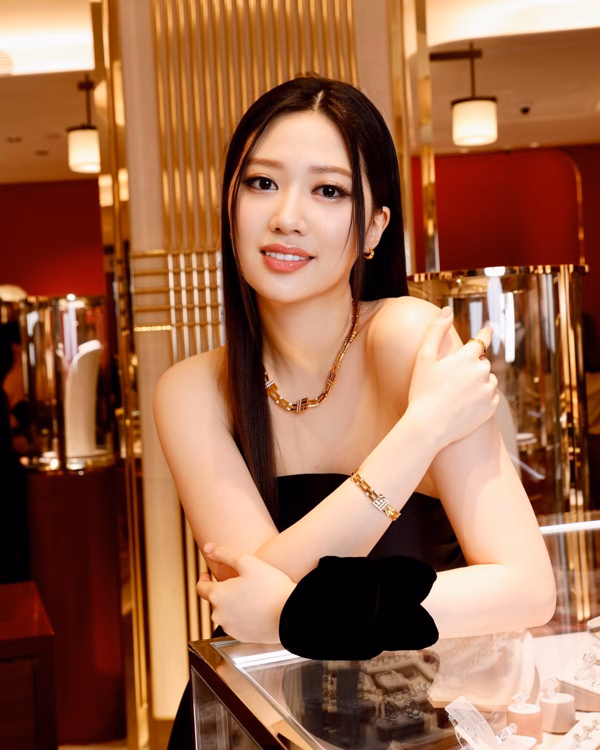 Chân Tế Như ghi điểm với vẻ đẹp cá tính pha chút hiện đại. Mỹ nữ sinh năm 2004 sở hữu gương mặt góc cạnh, sống mũi cao, đôi mắt to tròn cùng làn da trắng sáng.