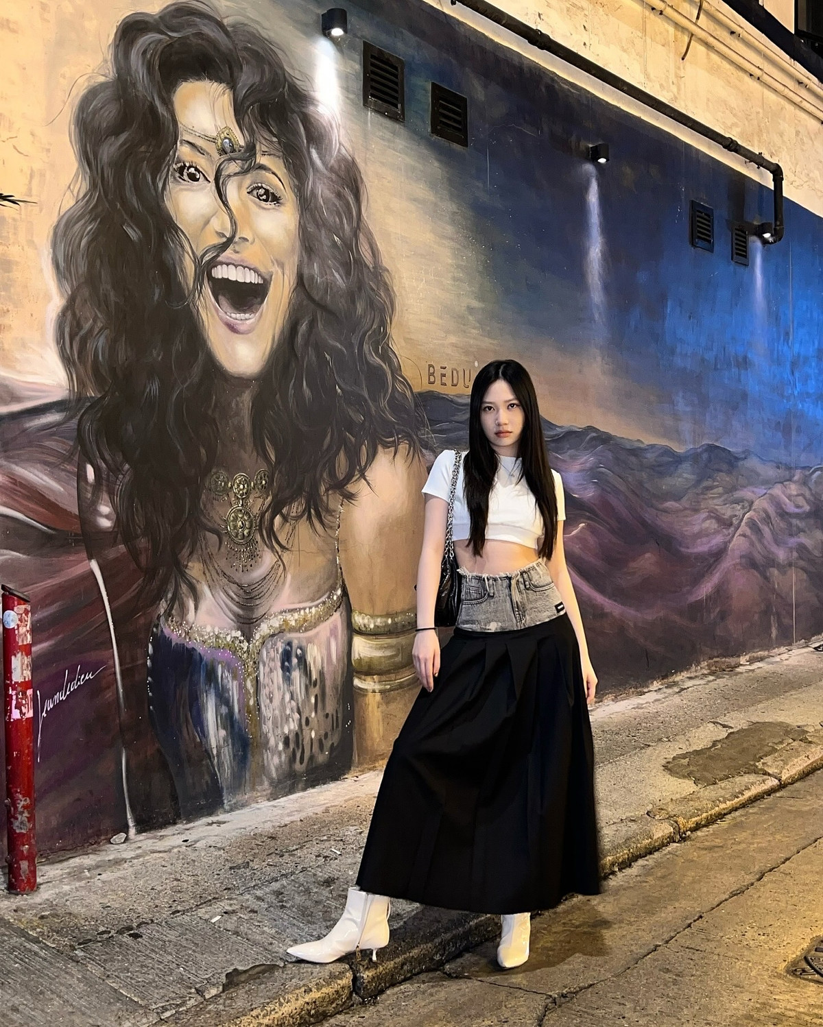 Chân Tế Như thường ưu ái nhưng bộ trang phục ôm sát để tôn lê body gợi cảm, chuẩn chỉnh cùng "cặp kiếm" dài miên man không thua gì siêu mẫu.