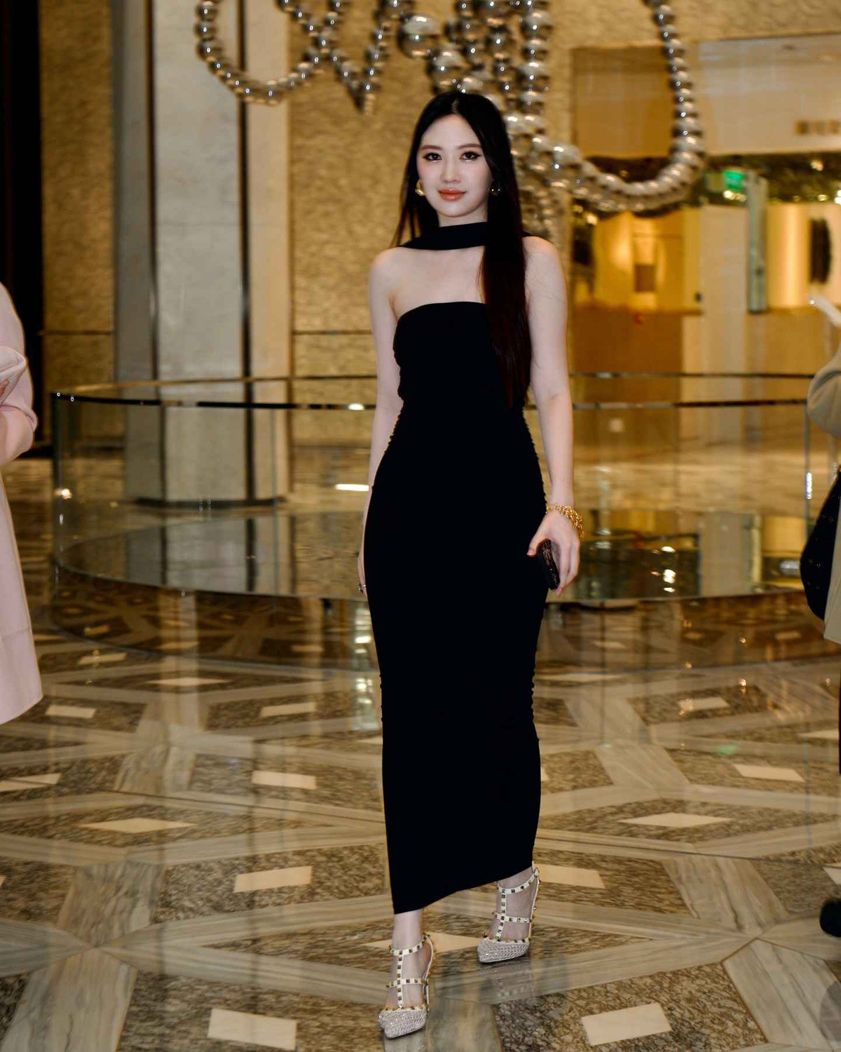 Không những ghi điểm với học vấn, ái nữ của ngôi sao võ thuật xứ tỷ dân còn khiến nhiều người không khỏi trầm trồ bởi sắc vóc nổi trội, thừa hưởng nét đẹp của cả bố lẫn mẹ.