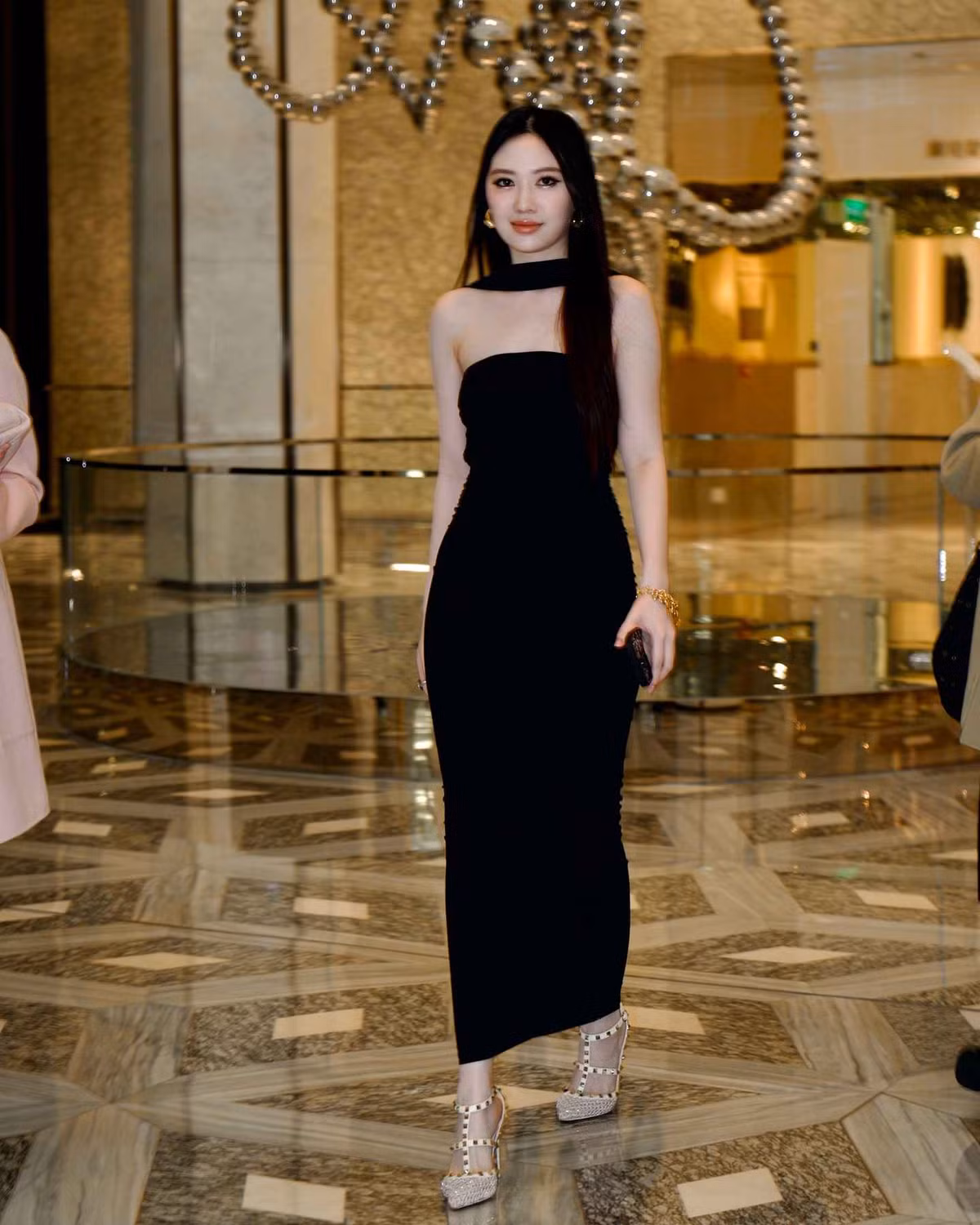 Không những ghi điểm với học vấn, ái nữ của ngôi sao võ thuật xứ tỷ dân còn khiến nhiều người không khỏi trầm trồ bởi sắc vóc nổi trội, thừa hưởng nét đẹp của cả bố lẫn mẹ.