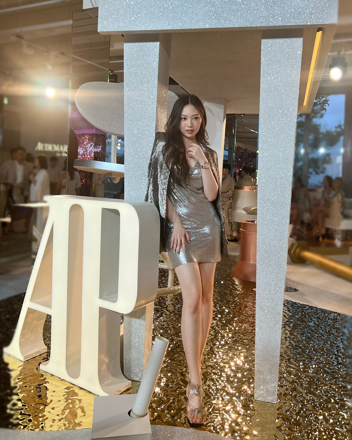 Nhiều người cho rằng với bàn đạp từ gia đình cũng như vừa xinh đẹp, giỏi giang, sự nghiệp trong làng giải trí của Chân Tế Như sẽ sớm nở rộ.