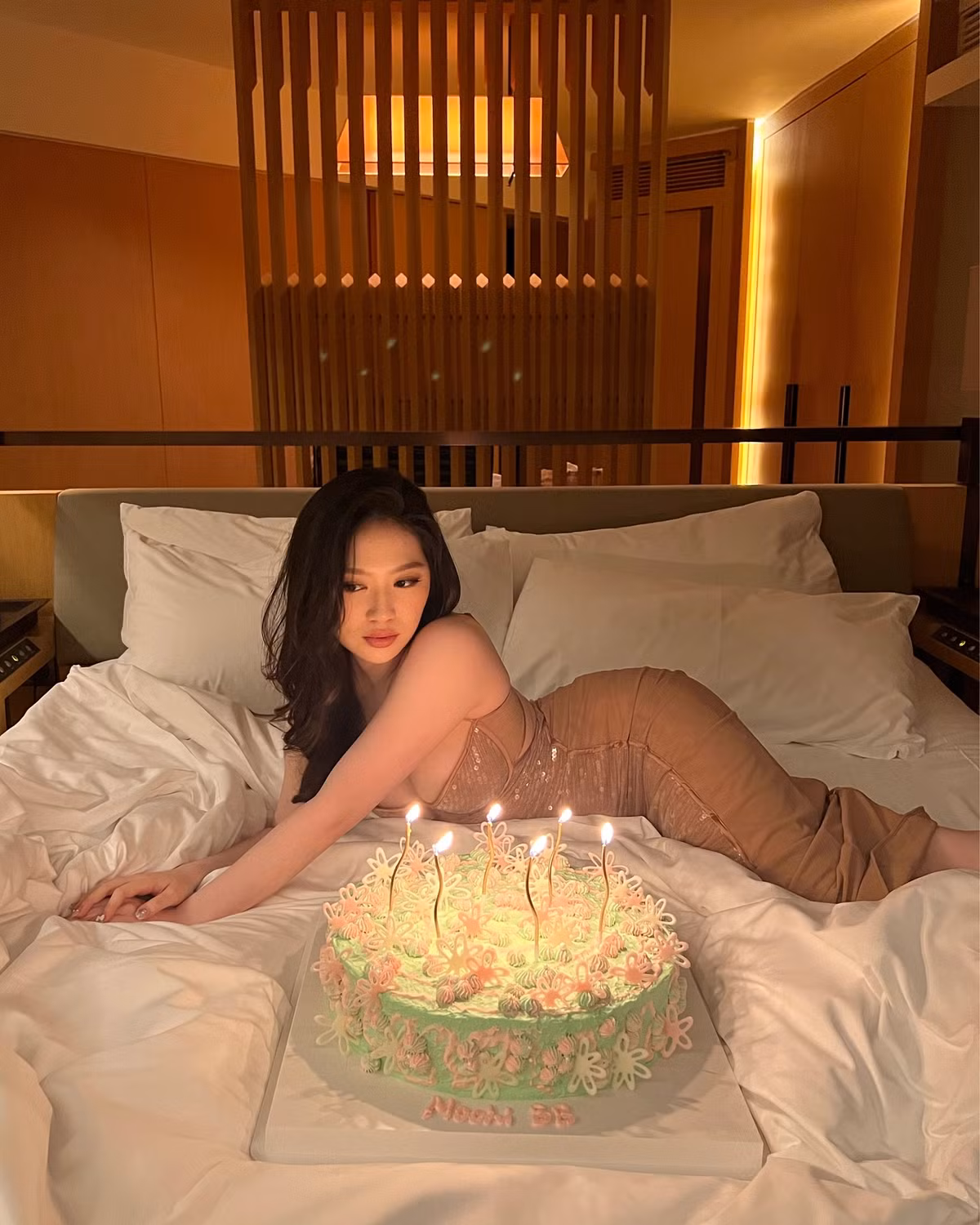 Chân Tế Như (Jasmine Yen) được nhiều người biết đến là con gái của diễn viên, nhà chỉ đạo võ thuật kiêm nhà sản xuất điện ảnh nổi tiếng Trung Quốc Chân Tử Đan và Hoa hậu Uông Thi Thi.