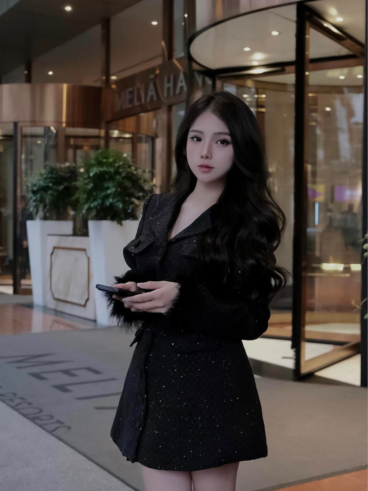 Trang phục Dung Dưa Hấu chọn mặc trong video là một bộ đồ bó sát, có phần táo bạo, khiến nhiều người phải trầm trồ. Cộng đồng mạng đã nhanh chóng chia sẻ, bình luận về những điểm nổi bật trong clip của cô.
