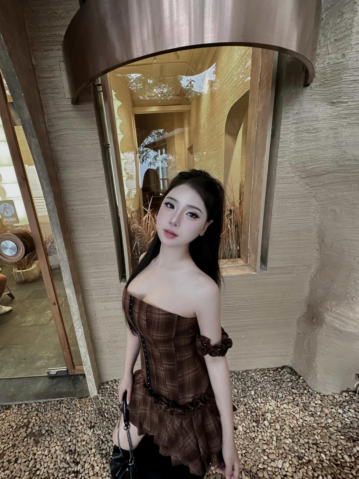 Bất kể có những tranh cãi hay ý kiến trái chiều, hot TikToker này vẫn giữ được sức hút mạnh mẽ và tiếp tục là một cái tên được nhiều người quan tâm trong cộng đồng mạng.