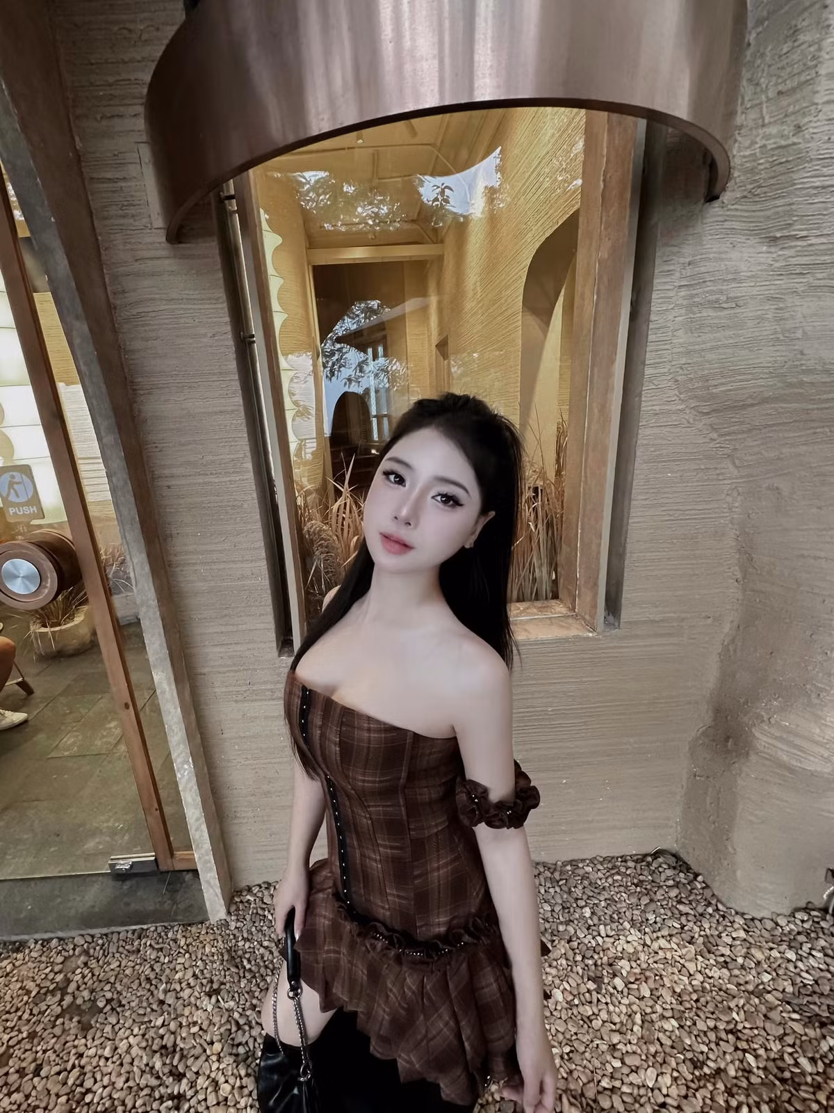 Bất kể có những tranh cãi hay ý kiến trái chiều, hot TikToker này vẫn giữ được sức hút mạnh mẽ và tiếp tục là một cái tên được nhiều người quan tâm trong cộng đồng mạng.