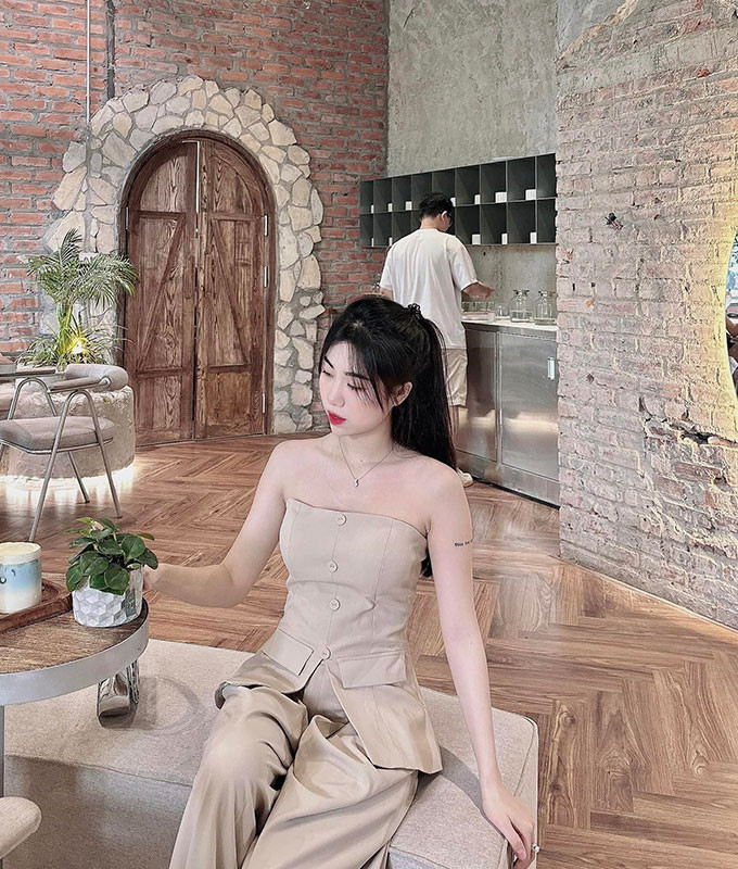 Em gái Văn Toàn hiện sống cùng bố mẹ ở Hải Dương. Cô có gương mặt xinh xắn, thân hình quyến rũ và nước da sáng mịn không thua kém các hot girl.