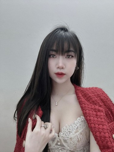 Trên trang cá nhân mới đây, Nguyễn Nụ tự tin khoe dáng với áo cúp ngực hấp háy khoe vòng 1 cực quyến rũ.