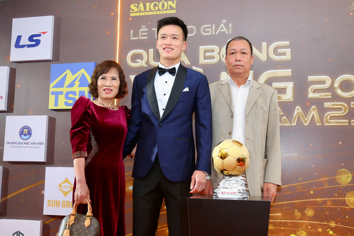 Tại Gala Quả bóng vàng Việt Nam năm nay, Hoàng Đức giành danh hiệu cao quý nhất và chỉ có bố mẹ ở bên chúc mừng nam cầu thủ này.