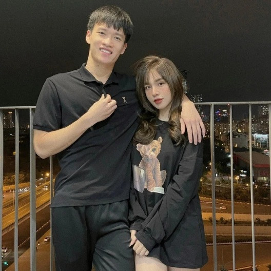 Sự việc bất đầu khi netizen phát hiện, Hoàng Đức và Gia Hân đã có những dấu hiệu rạn nứt tình cảm khi không còn xuất hiện chung cũng như không có bất kỳ tương tác nào trên MXH.