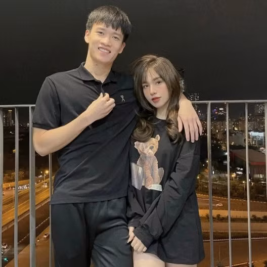 Sự việc bất đầu khi netizen phát hiện, Hoàng Đức và Gia Hân đã có những dấu hiệu rạn nứt tình cảm khi không còn xuất hiện chung cũng như không có bất kỳ tương tác nào trên MXH.