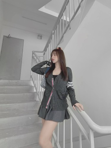 Gần 1 năm sau khi chia tay, Hoàng Đức và Gia Hận không hề có những động thái liên quan gì tới nhau. Chàng cầu thủ vẫn miệt mài với nghiệp quần đùi áo số, còn nàng hot girl phát triển con đường kinh doanh cá nhân.