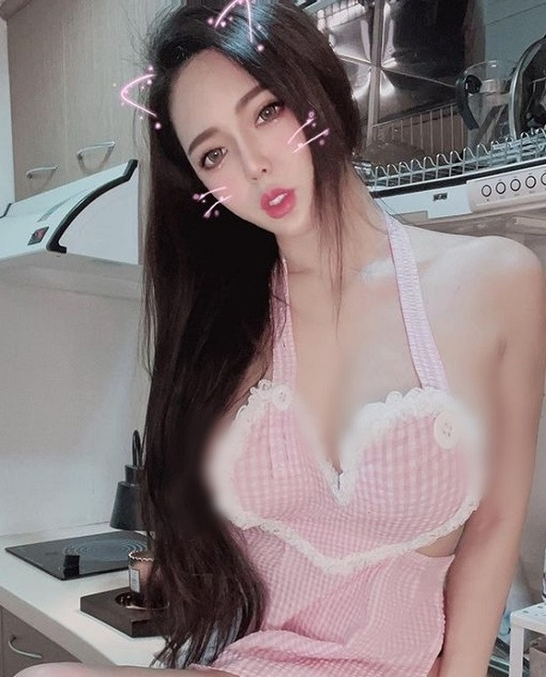 Theo tìm hiểu, Liên Muội là một trong những hot girl gợi cảm rất nổi tiếng ở Đài Loan. Nhờ khuôn mặt xinh ngọt ngào và thân hình nóng bỏng, cô nàng đã thu hút được rất nhiều sự chú ý.
