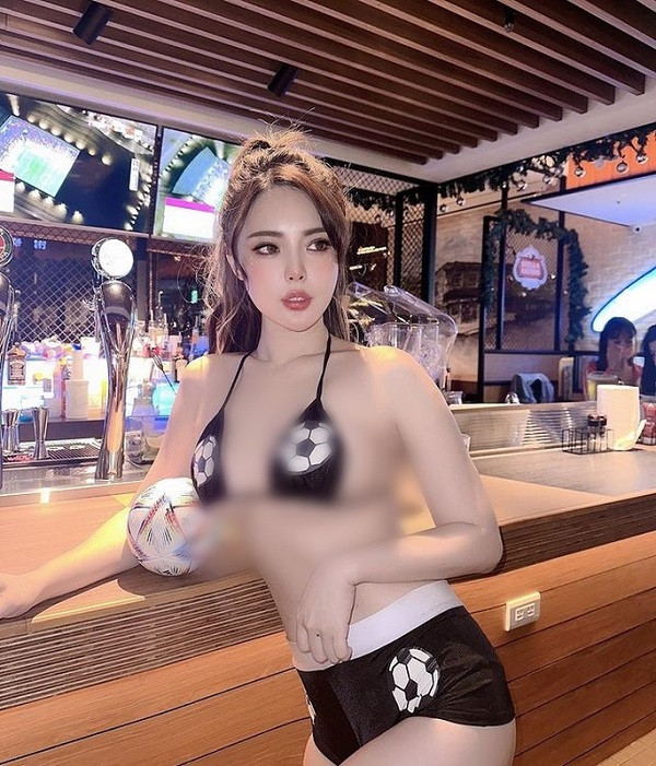 Sau khi những hình ảnh trên được lan truyền, đa số mọi người đều chỉ trích hot girl Liên Muội cố tình chiêu trò, không chỉ khoe cơ thể lộ liễu còn làm người nhìn cảm thấy ngại thay.