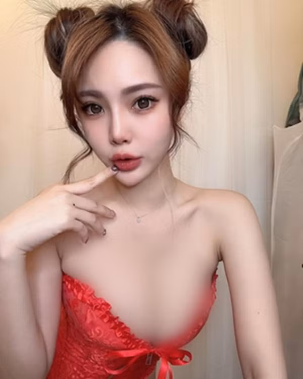 Cách đây không lâu, hình ảnh Liên Muội diện đồ hở bạo cổ vũ World Cup 2022 cũng từng gây bão mạng.