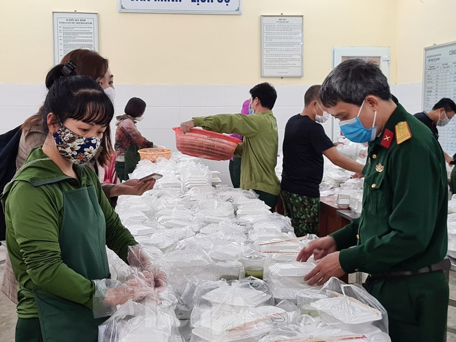 Trong bối cảnh Covid-19 diễn biến căng thẳng, những câu chuyện trong khu cách ly thu hút sự chú ý đặc biệt từ CĐM.