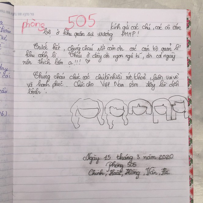 Sau khi đọc được những dòng thư cảm ơn của các công dân sau khi hết thời hạn cách ly, các chiến sĩ, nhân viên phục vụ không khỏi trực trào nước mắt vì những lời lẽ tuy mộc mạc nhưng vô cùng chân thành của các công dân.