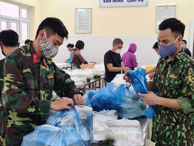 Mới đây, dân mạng được đọc những dòng tâm thư cực xúc động của những người đang trong khu cách ly tập trung Covid-19 bày tỏ sự cảm ơn với các nhân viên như y, bác sĩ, các đồng chí bộ đội cực xúc động.