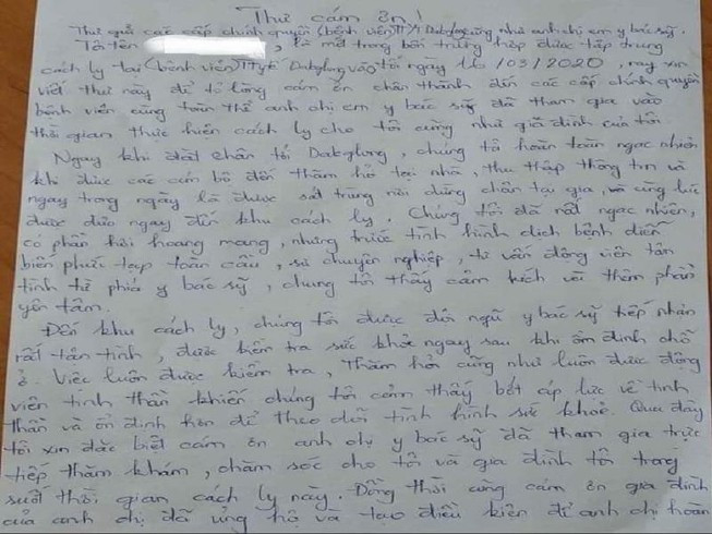 Còn nickname H.M.T bình luận: "Đấy bao nhiêu người cảm ơn, trong khi lại còn nhiều loại "thượng đẳng fake" cứ kêu um lên. Biết bao người căng mình chống dịch. Họ mất ăn, mất ngủ vì toàn dân".