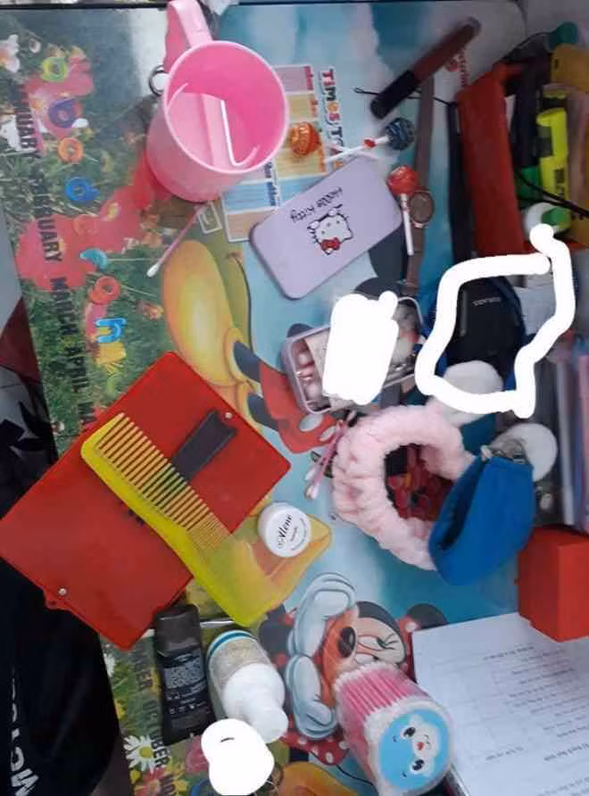 Câu chuyện bạn cùng phòng ở bẩn là điều không ít người gặp phải trong suốt cuộc sống đi học hay đi làm. Mới đây, cô gái trẻ lên mạng than thở khi không thể chịu nổi cô bạn chung phòng ở bẩn, bày bừa khắp nhà như bãi chiến trường khiến nhiều người choáng váng.