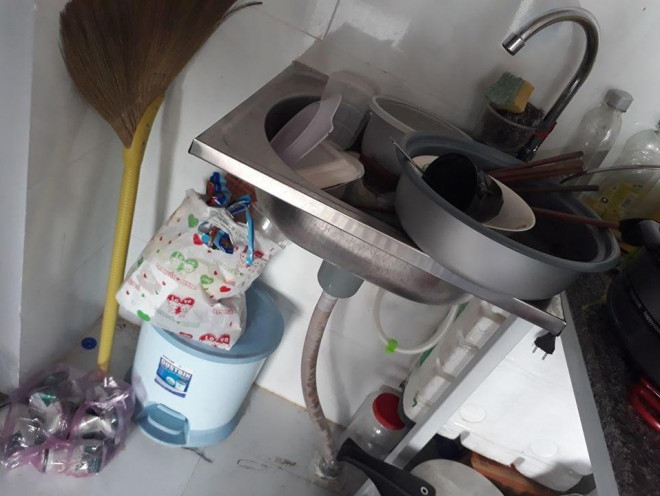 Ngay khi xuất hiện, hình ảnh căn phòng trọ bừa bộn và cô bạn cùng phòng ở bẩn đã nhanh chóng trở thành tâm điểm chú ý. Ai cũng lắc đầu ngao ngán và thắc mắc tại sao cô này lại có thể biến căn phòng trở thành đống hỗn loạn như vậy.