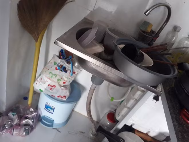 Ngay khi xuất hiện, hình ảnh căn phòng trọ bừa bộn và cô bạn cùng phòng ở bẩn đã nhanh chóng trở thành tâm điểm chú ý. Ai cũng lắc đầu ngao ngán và thắc mắc tại sao cô này lại có thể biến căn phòng trở thành đống hỗn loạn như vậy.