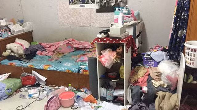 Kèm theo đó là hình ảnh đồ đạc bày bừa ngập ngụa trong phòng, từ sàn nhà đến chiếc bàn nhỏ... rồi cả bồn rửa bát chất đầy bát đĩa cáu bẩn thực sự nhìn vào chẳng ai chịu nổi.