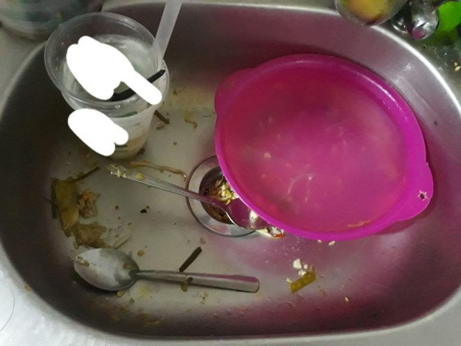 Cụ thể, cô bạn có tên L.N bức xúc chia sẻ: "Các cô chú, anh chị em cho em lời khuyên khi sống chung trọ cùng những người ở dơ và lười dọn dẹp với ạ. Người thì lớn cả rồi mà ý thức thì rất chi là ba chấm. Không nói là không dọn mà nói cũng không dọn mọi người ạ. Em hết cách rồi".