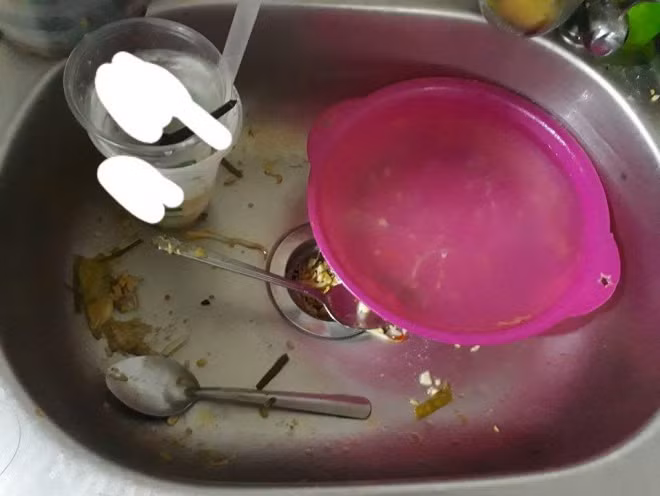 Cụ thể, cô bạn có tên L.N bức xúc chia sẻ: "Các cô chú, anh chị em cho em lời khuyên khi sống chung trọ cùng những người ở dơ và lười dọn dẹp với ạ. Người thì lớn cả rồi mà ý thức thì rất chi là ba chấm. Không nói là không dọn mà nói cũng không dọn mọi người ạ. Em hết cách rồi".