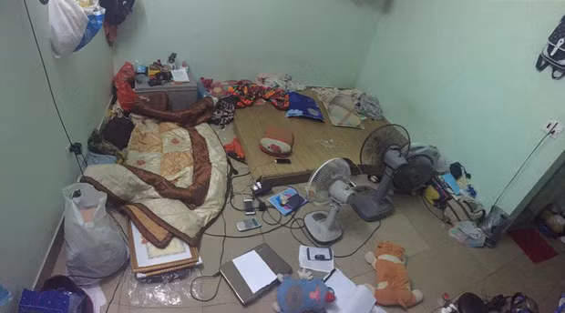Căn phòng bừa bộn với ngổn ngang từ chăn chiếu cho đến sách vở.