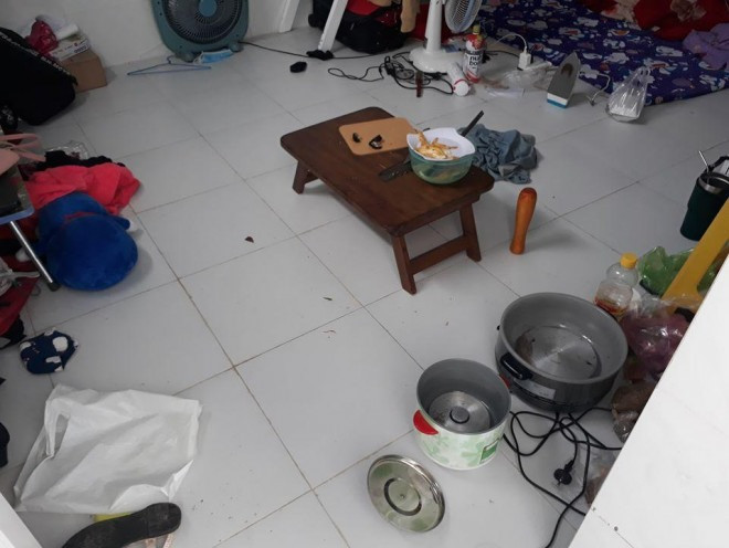 Chẳng thể tưởng tượng được một cô gái có thể sống trong căn nhà lộn xộn, khắp các ngóc ngách đều có đồ đạc vứt lung tung nhìn qua chẳng khác nào bãi rác như vậy.