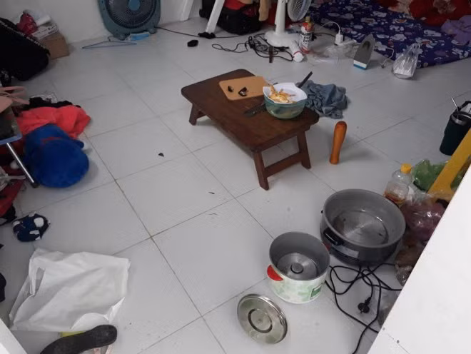 Chẳng thể tưởng tượng được một cô gái có thể sống trong căn nhà lộn xộn, khắp các ngóc ngách đều có đồ đạc vứt lung tung nhìn qua chẳng khác nào bãi rác như vậy.