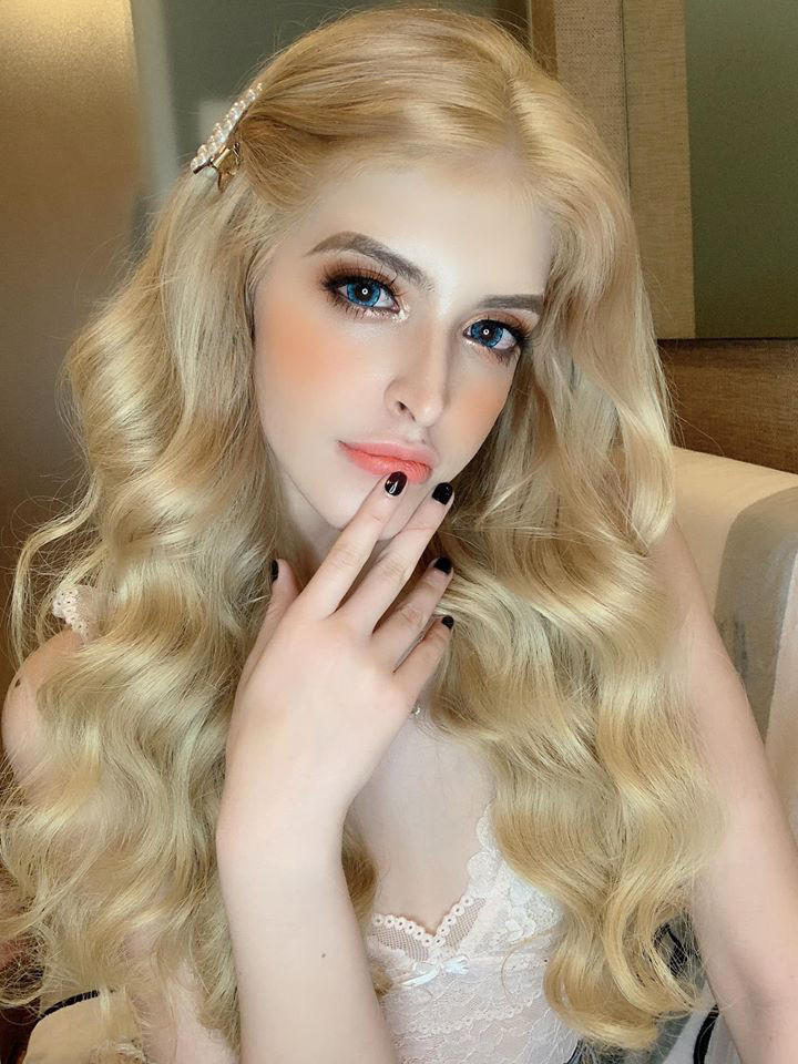 Hay trước đó, người đẹp 28 tuổi này từng “chơi lớn” với những bức ảnh diện bodysuit khoét hông cao để đi sơn tường. Trong thiết kế khá kiệm vải, body chuẩn mẫu của An Tây hiện lên khá rõ ràng.