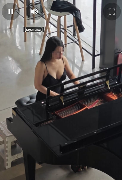Với phong cách trình diễn độc đáo cùng nhan sắc hút hồn, "Pan Piano Việt Nam" nhanh chóng trở thành tâm điểm chú ý, thậm chí còn được so sánh với phiên bản gốc đến từ Đài Loan.